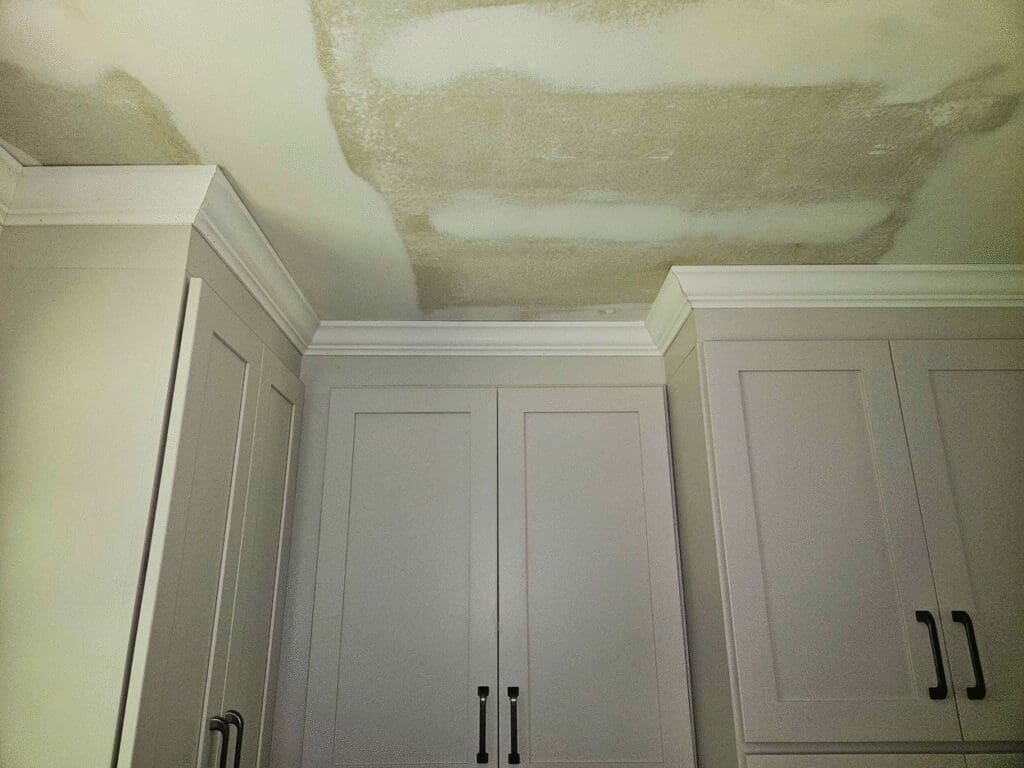 Danz97 crown molding on cupboards picture